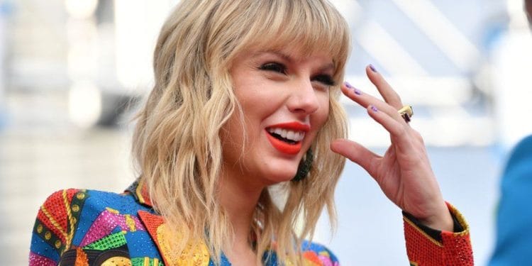 2021 Brit Awards: Taylor Swift Set to Receive 'Global Icon Award' 1 Tylor Swift is set to receive a 'Global Icon Award' from Brits. This will make her the first female artist and the first non-English artist to receive the award, which the
