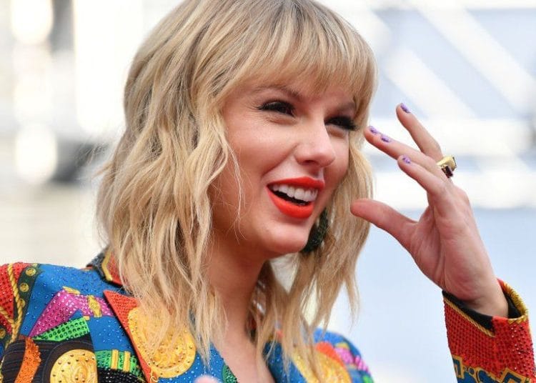 2021 Brit Awards: Taylor Swift Set to Receive 'Global Icon Award' 1 Tylor Swift is set to receive a 'Global Icon Award' from Brits. This will make her the first female artist and the first non-English artist to receive the award, which the