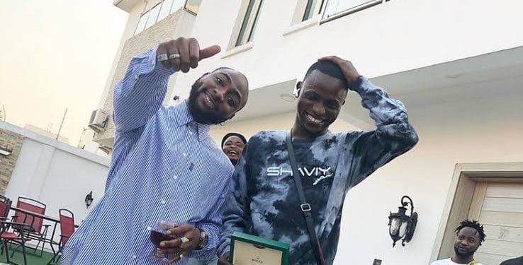 Netizens and some fans of Davido have taken to social media to praise his former personal assistant, Aloma DMW, for being a loyal friend to his former boss.