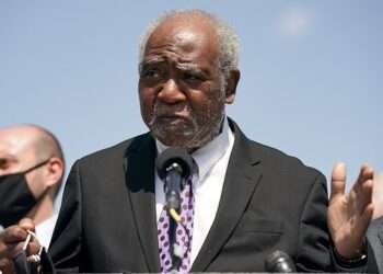 Politician retracts comments suggesting R. Kelly could be 'welcomed back' in Chicago 5 Politician and Democrat lawmaker, Danny K. Davis (D-Ill.) has backtracked comments he made this week suggesting R&B singer, R. Kelly could be "welcomed back" by the city of Chicago following his conviction in a wide-ranging sex trafficking case.