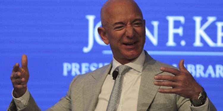 Jeff Bezos funds anti-aging technology to help humans live forever 1 The world's richest man, Jeff Bezos, is reportedly investing in anti-aging technology that could extend the average human lifespan by up to 50 years.