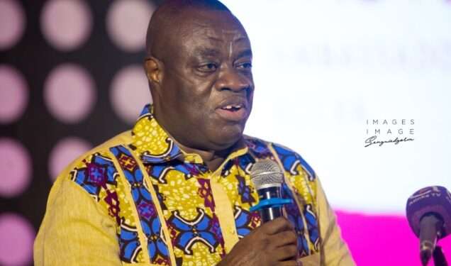 Ghana Education Service to recruit 40,000 teachers and non-teaching staff this year 1 Minister for Tourism Arts and Culture, Ibrahim Mohammed Awal, has disclosed that the Ghana Education Service anticipates recruiting some 40,000 teachers and non-teaching this year.