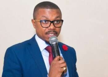 Vice Chairman of Education Committee of Parliament, Dr Prince Hamidu Armah, has disclosed that it is impossible to have concurrent curriculum and textbooks for schools, particularly in the standard based curriculum.
