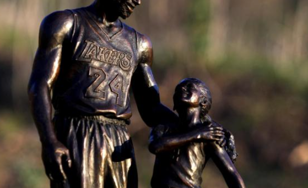 Statue of Kobe and Gigi Bryant Placed at Crash Site on Anniversary 1 A sculpture of NBA great Kobe Bryant and his daughter Gianna "Gigi" Bryant was brought on Wednesday to the helicopter crash site where they perished alongside seven others on a hillside near Los Angeles two years ago.