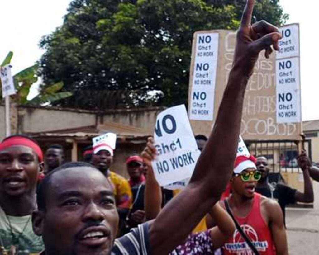 Tonnes of cocoa beans left to rot as carriers strike Kumasi 2