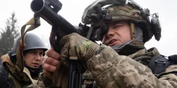Territorial defence fighters test weapons and ammunition in Kyiv [Mikhail Palinchak/EPA]