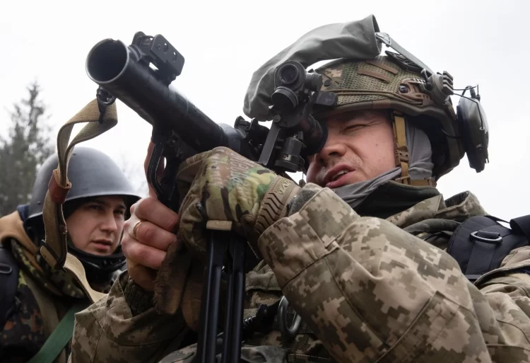 Territorial defence fighters test weapons and ammunition in Kyiv [Mikhail Palinchak/EPA]