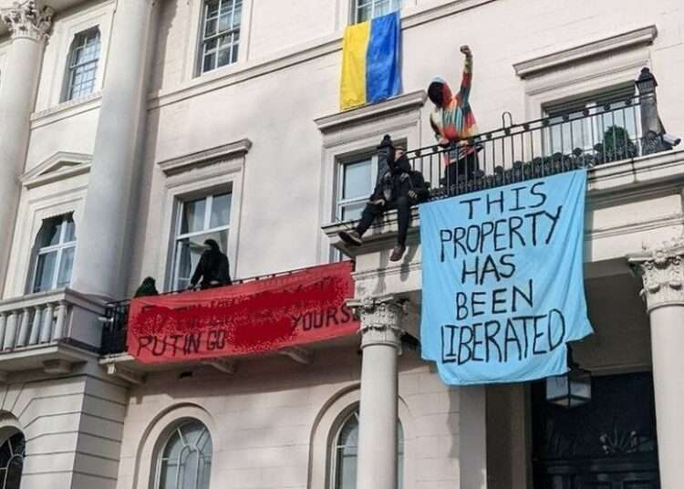 Ukraine Crisis: Protest at Oligarch's Mansion, Assumed to be Owned by Putin's Ally 1 Protesters have draped Ukrainian flags over the property, which is believed to be owned by Oleg Deripaska