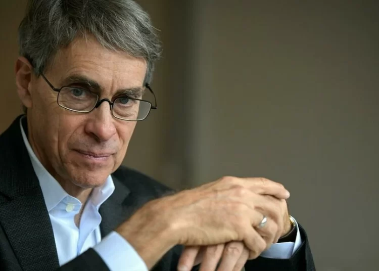 Human Rights Watch Chief to Step Down After Three Decades 1 Executive Director of Human Rights Watch (HRW), Kenneth Roth