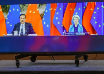 Chinese Premier Li Keqiang and European Commission President Ursula von der Leyen speak via video conference [Olivier Matthys/Pool/AP]