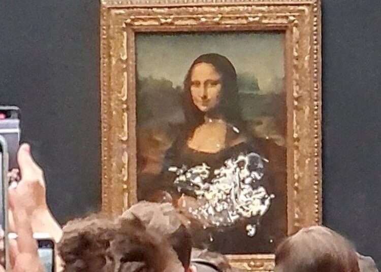 Man dressed as old woman throws cake at da Vinci painting 1 Man dressed as old woman throws cake at da Vinci painting