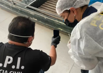 A handout photo released by the Federal Police in Manaus, Brazil, showing forensics experts carrying out examinations of a boat after the disappearance of British Journalist Dom Philipps and Brazilian Indigenous expert Bruno Pereira. © via AFP