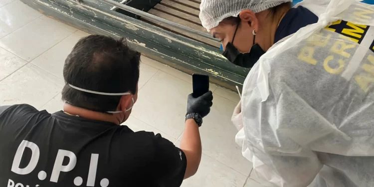 A handout photo released by the Federal Police in Manaus, Brazil, showing forensics experts carrying out examinations of a boat after the disappearance of British Journalist Dom Philipps and Brazilian Indigenous expert Bruno Pereira. © via AFP