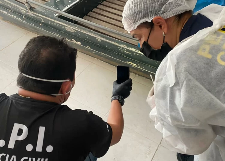 A handout photo released by the Federal Police in Manaus, Brazil, showing forensics experts carrying out examinations of a boat after the disappearance of British Journalist Dom Philipps and Brazilian Indigenous expert Bruno Pereira. © via AFP