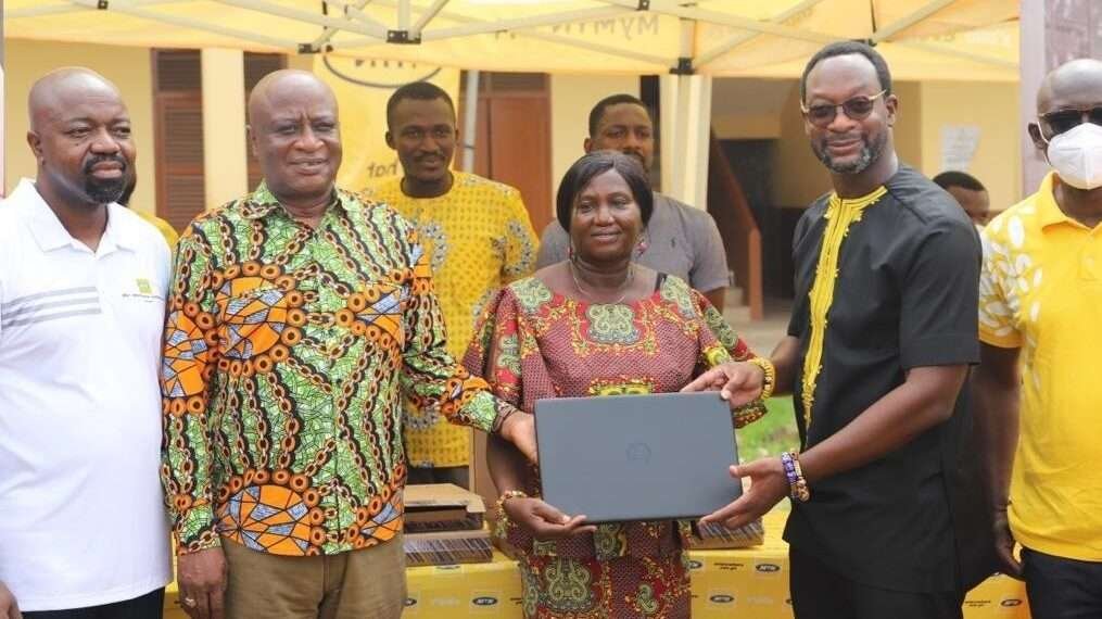 CEO-MTN-Selorm-Adadevoh (2nd-Left)
presents Laptops to Officials of Asokwa MA Basic School as part of the 2022 Ashantifest Yello Care Digital caravan