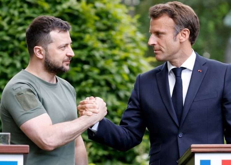 Ukrainian President Volodymyr Zelenskyy (left) and French President, Emmanuel Macron