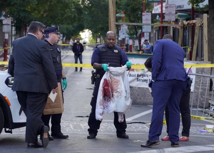 Six Dead, 25 Injured in Latest US Mass Shootings in Philadelphia & Chattanooga 1 Members of the police force inspect evidence at the scene of the crime on South Street, Philadelphia, June 5, 2022. © Michael Perez, AP