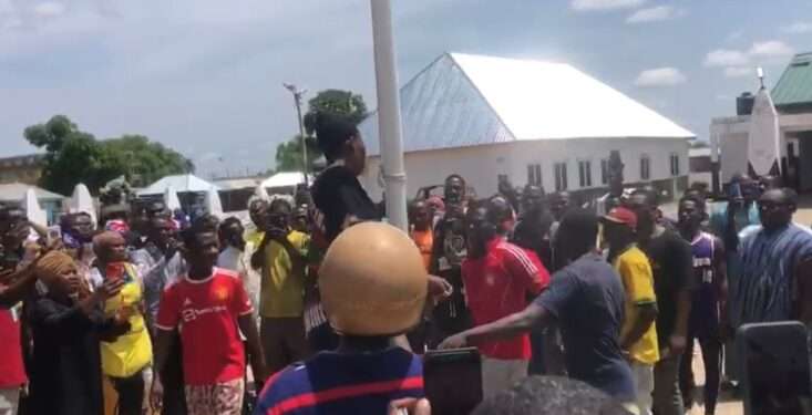 Youth flogging the female in the sex tape