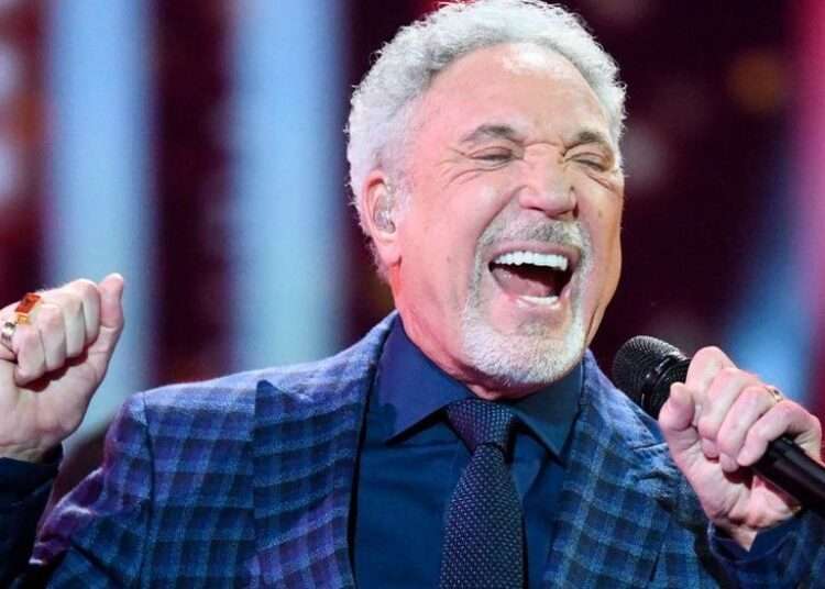 Sir Tom Jones Allegedly Collapses before concert and is forced to cancel show 1 Singer, Tom Jones