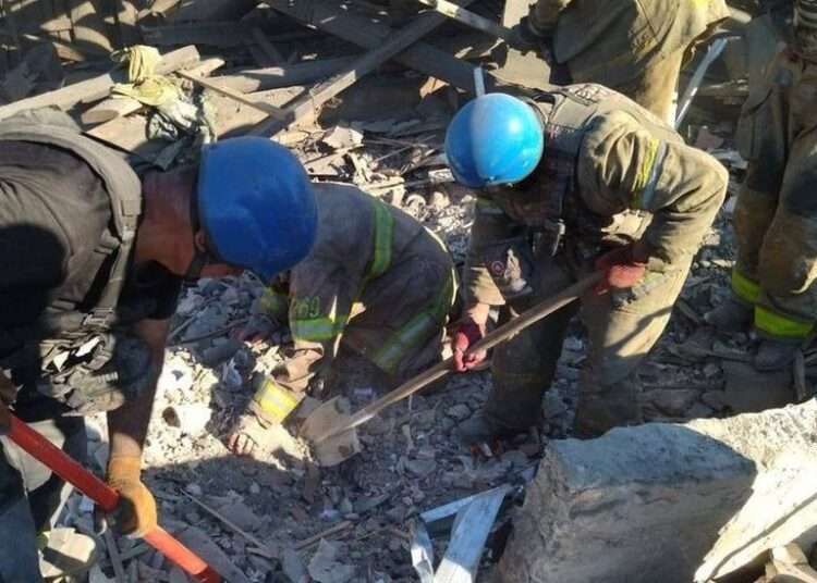 Six die in Latest Shelling as new Russian Assault Looms 1 Rescuers dug in the rubble in search of victims