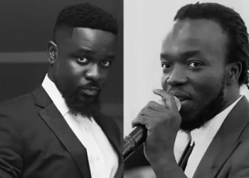 Akwaboah Gives Sarkodie His Flowers For Being A Great Inspiration On Him