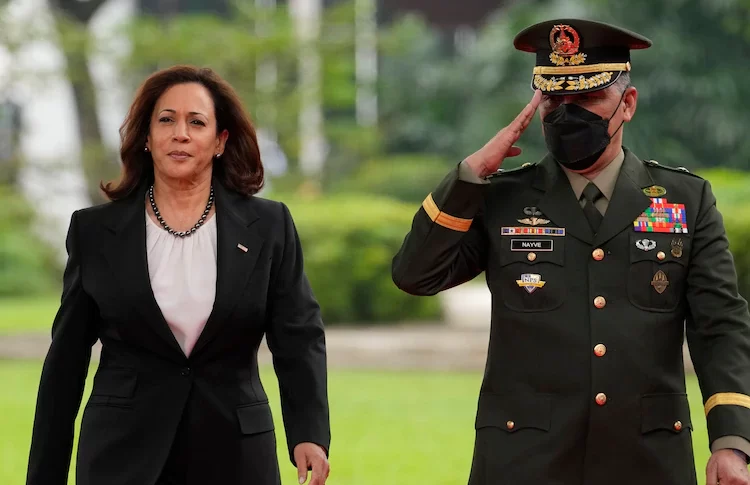 Kamala Harris arrives in Philippines