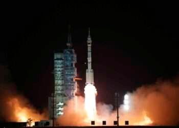 China Launches Three Astronauts Into Space 5 china spaceship reat