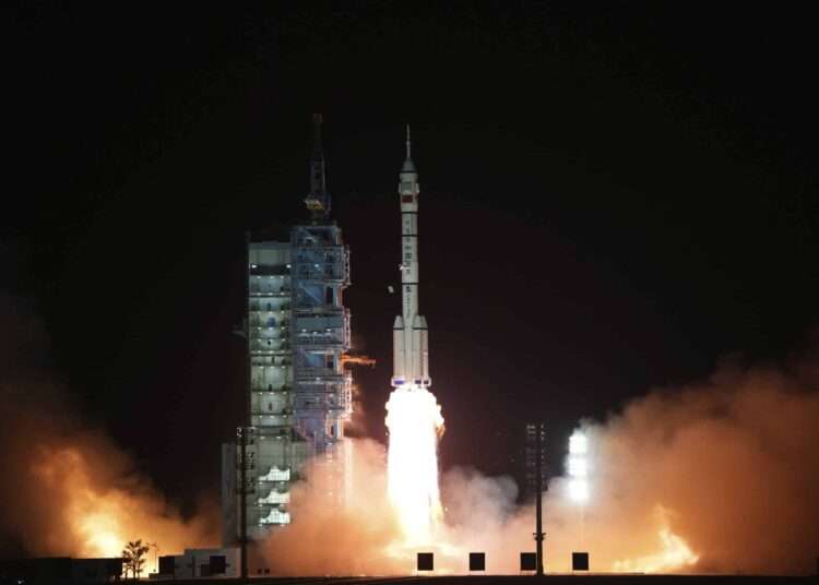 China Launches Three Astronauts Into Space 1 china spaceship reat
