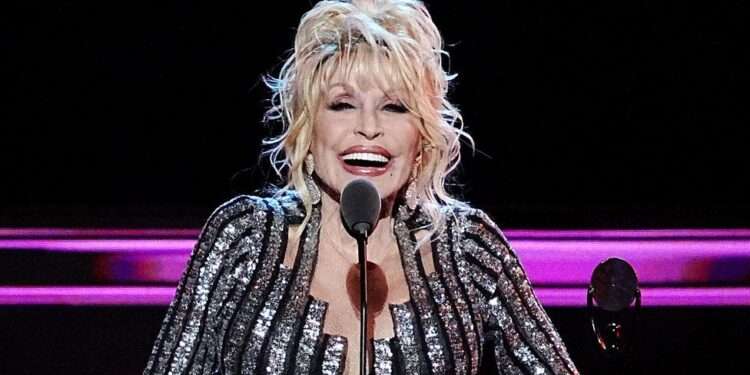 Country Music Star Dolly Parton Awarded $100m From Jeff Bezos 1 Dolly Parton
