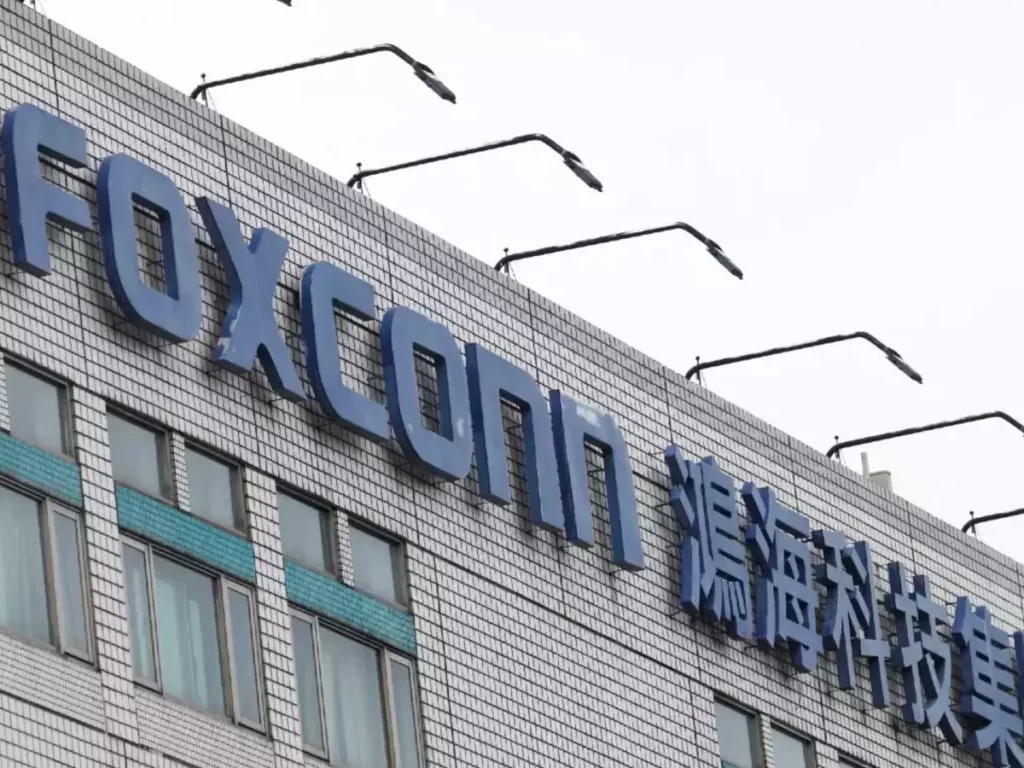 employees at chinese iphone factory protest amid anti virus controls