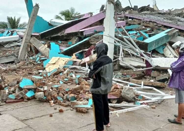 <strong>Earthquake In Indonesia Kills And Injures Many</strong> 1 Many killed and injured in Indonesian earthquake.