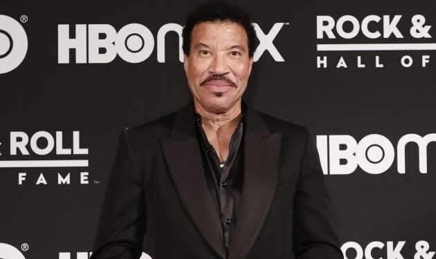 Lionel Richie Receives Icon Award During AMAs Tribute 1 Lionel Richie