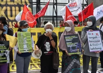 <strong>Indonesia’s Parliament Passes Law To Criminalize Sex Outside Marriage</strong> 1 Indonesia Passes Law Banning Sex Outside Marriage2