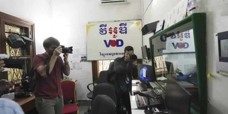 <strong>Cambodia: Voice Of Democracy Radio Ceases Operations Due To PM’s Orders</strong> 1 Journalists take photographs at a newsroom of the Voice of Democracy, VOD office in Phnom Penh, Cambodia