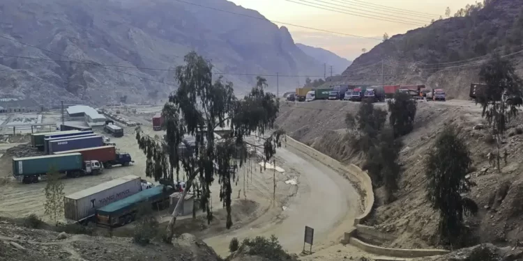 Pakistan-Afghan Border Crossing Shut After Brief Reopening 1 Stranded trucks loaded with supplies for Afghanistan, park in a terminal along side on a highway after Afghan Taliban rulers closed a key border crossing point Torkham, in Landi Kotal