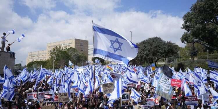 Israelis protest against Prime Minister Benjamin Netanyahu's judicial overhaul plan outside the parliament in Jerusalem, Monday, March 27, 2023.