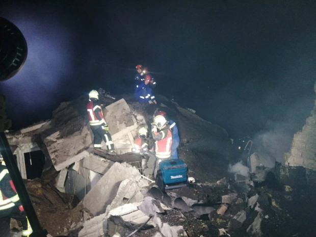 Ukraine Faces Russian Drone Attacks After Kishida’s Departure 4 rescuers work site building heavily 804780055
