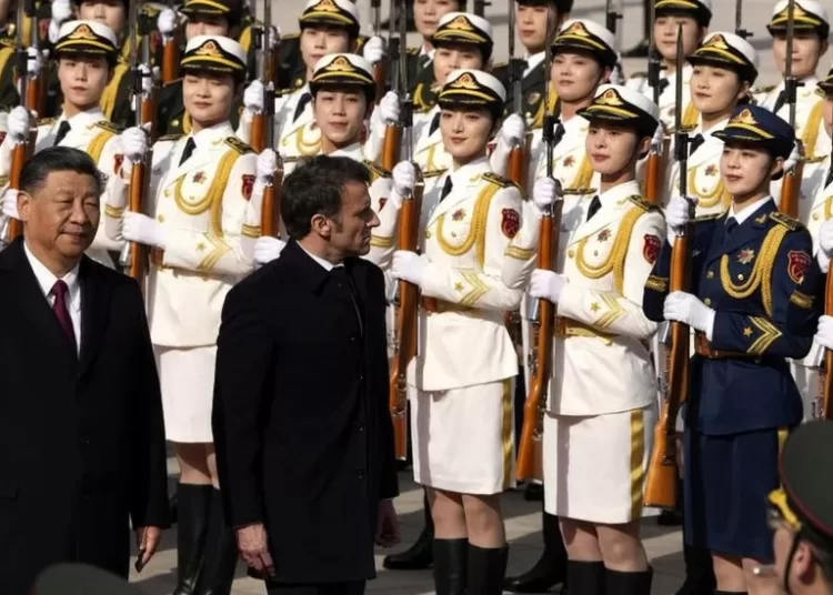 Macron Urges Xi To ‘Bring Russia To Its Senses’ 1 Chinese leader, Xi Jinping, left, and French President, Emmanuel Macron. Macron was greeted with an elaborate military parade outside the Great Hall of the People.