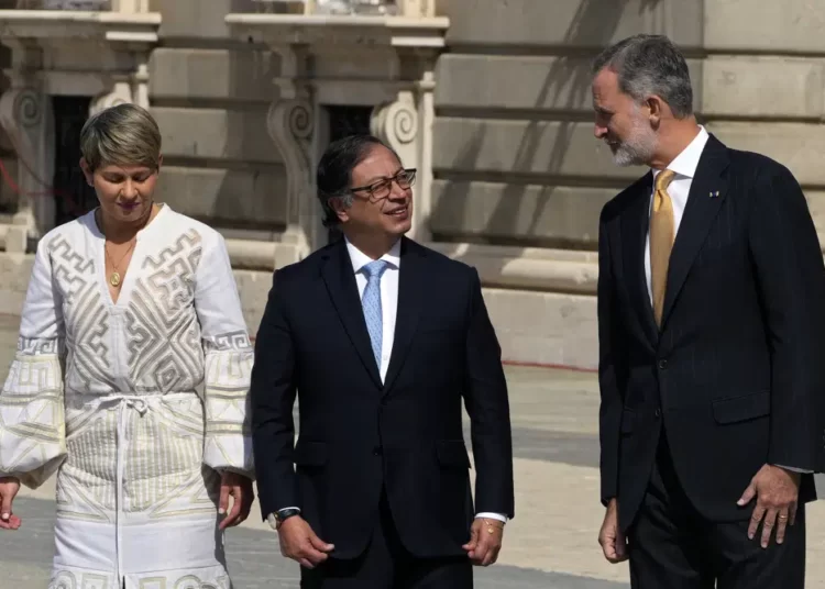 Colombia's President Gustavo Petro, centre, speaks with Spain's King Felipe, right, alongside Colombia's First Lady Veronica Alcocer at the Royal Palace during a welcome ceremony in Madrid, Spain, Wednesday, May 3, 2023.