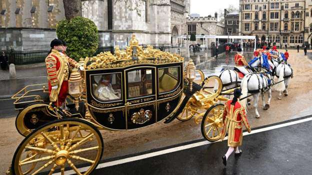 KING ARRIVES AT THE ABBEY