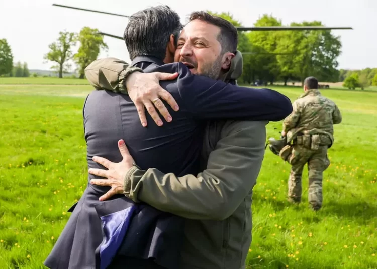 Sunak Meets Zelensky 1 Volodymyr Zelensky hugs Rishi Sunak, as the Ukarinian Leader visit UK to seek for support to his troops .