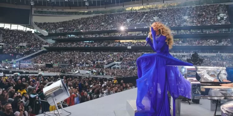 Beyoncé took to the stage in a flowing blue ballgown long before sunset