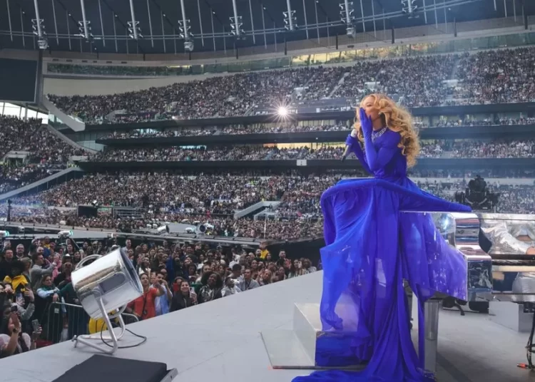 Beyoncé took to the stage in a flowing blue ballgown long before sunset