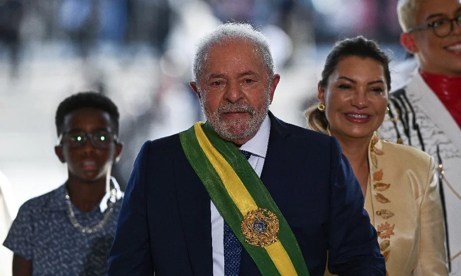 Lula strengthens gun control policies in his current administration.