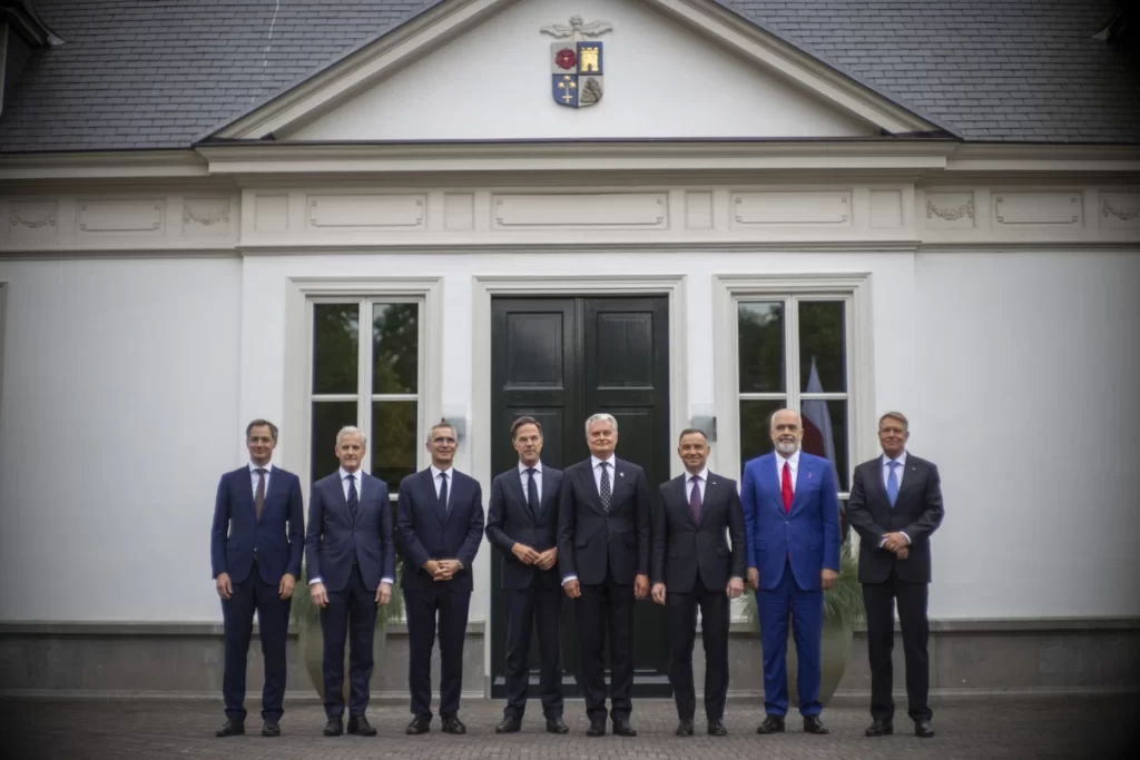 Leaders of Seven NATO countries with NATO Secretary General in THE nETHERLANDS