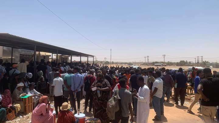 Sudanese crowding in front of the Egyptian consulate in Wadi Halfa