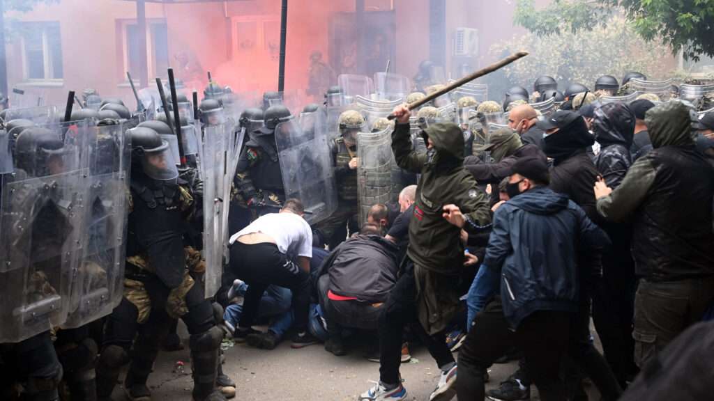 Ethnic Serbs clashes with Kosovo police