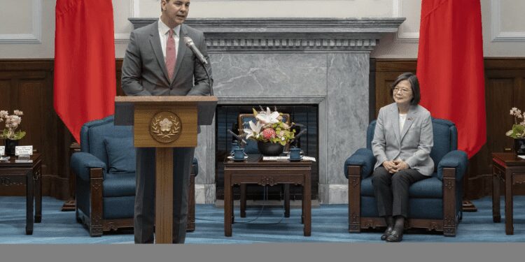 Paraguay's Pena Affirms Commitment To Bolster Ties With Taiwan 1 Paraguay's President-elect, Santiago Pena, left, speaks during a meeting with Taiwanese President, Tsai Ing-wen on Wednesday, July 12, 2023.