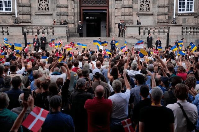 Zelenskyy Addresses Crowd Outside Danish Parliament 3 baa1szf5