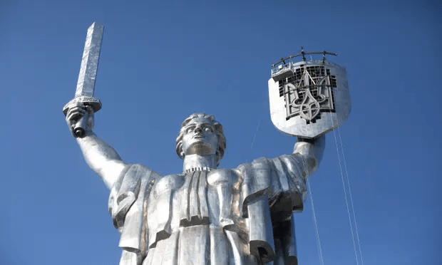 Soviet Coat Of Arms On Mother Ukraine Monument Replaced 3 d0cs8pcc